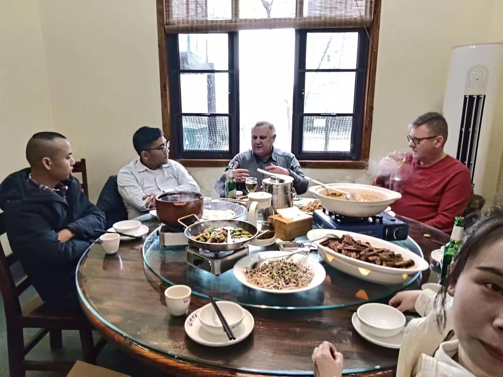 睿婕何總與前來公司考察的國際友人一起用餐 睿婕何總與前來公司考察的國際友人一起用餐