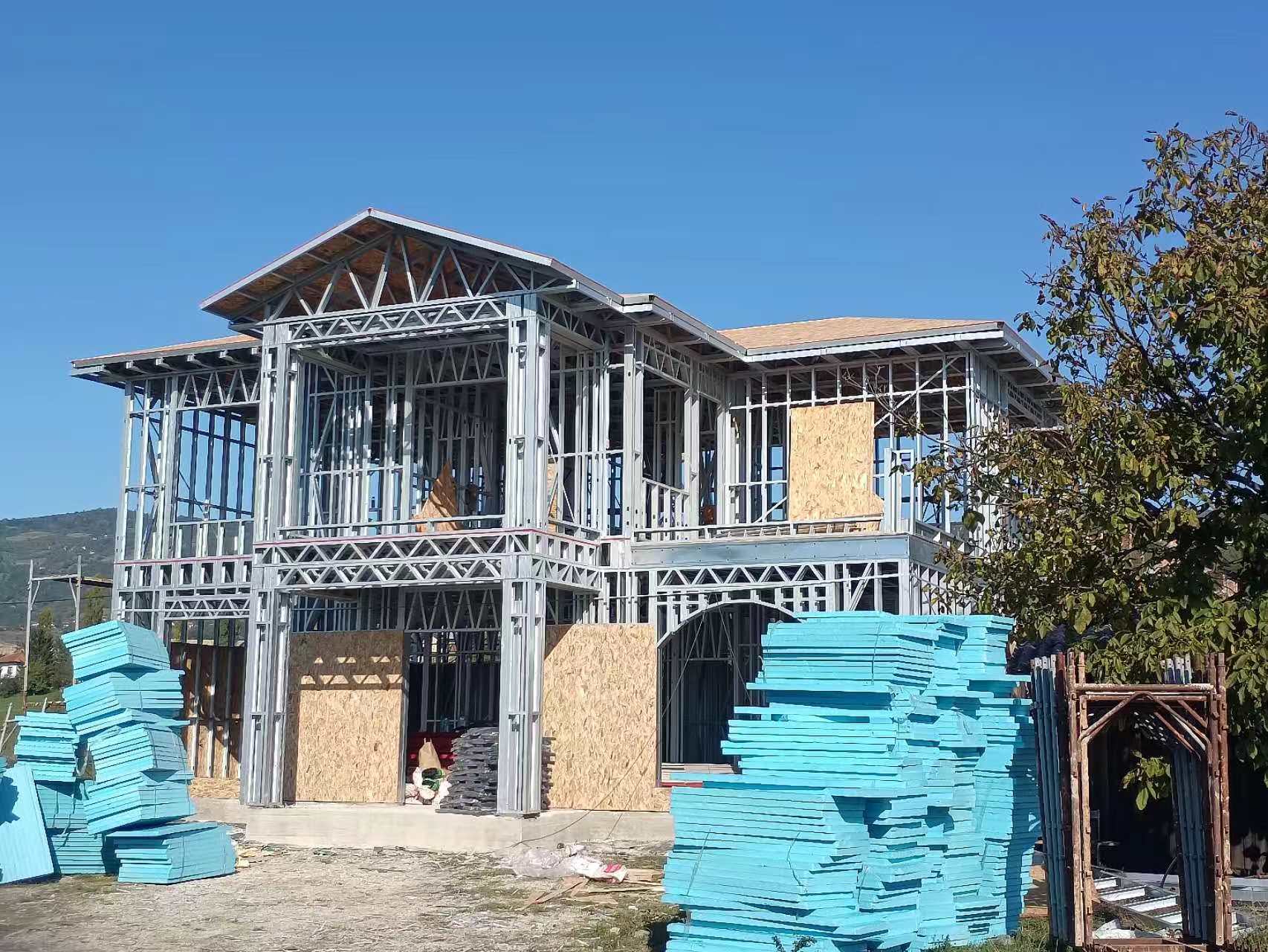 正在搭建中的輕鋼別墅 正在搭建中的輕鋼別墅