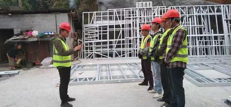 正在場地接受指導的睿婕輕鋼別墅施工團隊 正在場地接受指導的睿婕輕鋼別墅施工團隊